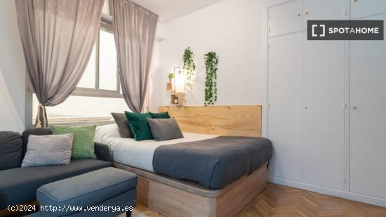 ¡Habitaciones en alquiler en un piso de 7 habitaciones en Madrid! - MADRID