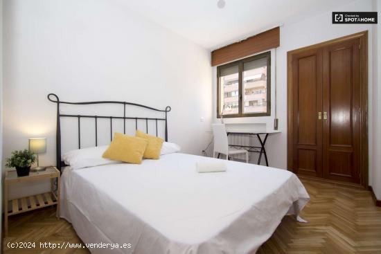  Habitación enorme con cómoda en el apartamento de 5 dormitorios, Fuencarral-El Pardo - MADRID 