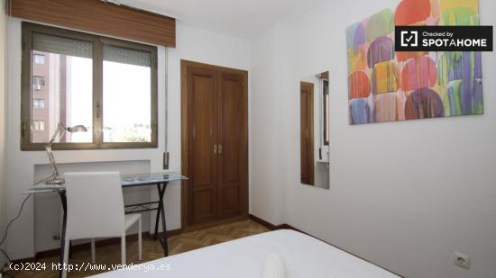 Habitación enorme con cómoda en el apartamento de 5 dormitorios, Fuencarral-El Pardo - MADRID