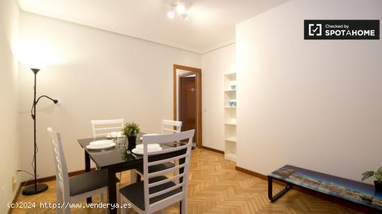 Habitación enorme con cómoda en el apartamento de 5 dormitorios, Fuencarral-El Pardo - MADRID