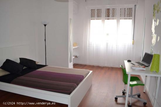  ¡Habitaciones en alquiler en un apartamento de 5 habitaciones en Madrid! - MADRID 