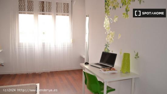 ¡Habitaciones en alquiler en un apartamento de 5 habitaciones en Madrid! - MADRID