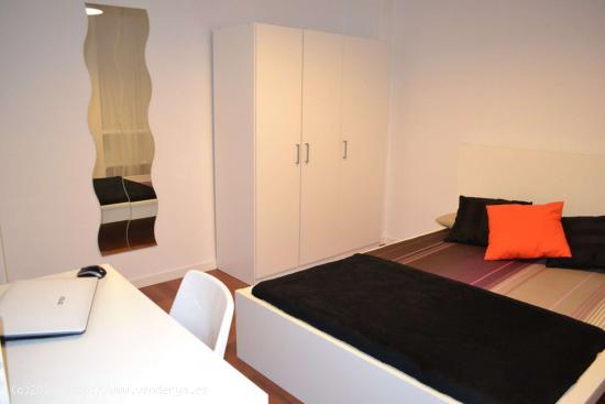  ¡Habitaciones en alquiler en un apartamento de 5 habitaciones en Madrid! - MADRID 