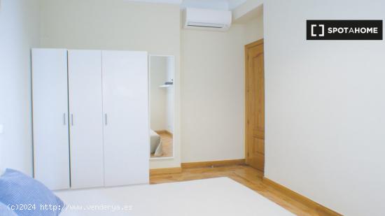 ¡Habitaciones en alquiler en un apartamento de 6 habitaciones en Madrid! - MADRID