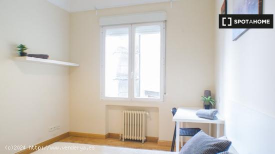 ¡Habitaciones en alquiler en un apartamento de 6 habitaciones en Madrid! - MADRID