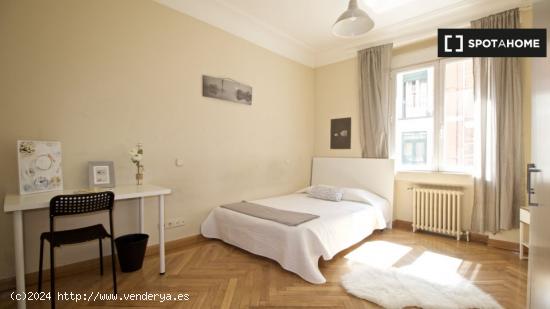 ¡Habitaciones en alquiler en un apartamento de 6 habitaciones en Madrid! - MADRID