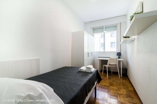  ¡Habitaciones en alquiler en un apartamento de 5 habitaciones en Madrid! - MADRID 