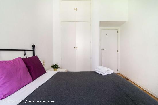  ¡Habitaciones en alquiler en un apartamento de 5 habitaciones en Madrid! - MADRID 