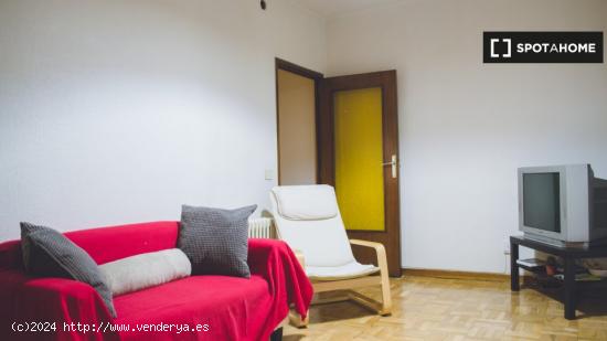 ¡Habitaciones en alquiler en un apartamento de 5 habitaciones en Madrid! - MADRID