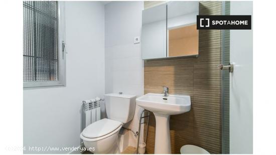 Alquiler de habitaciones en apartamento de 6 dormitorios en Pacífico, Madrid - MADRID