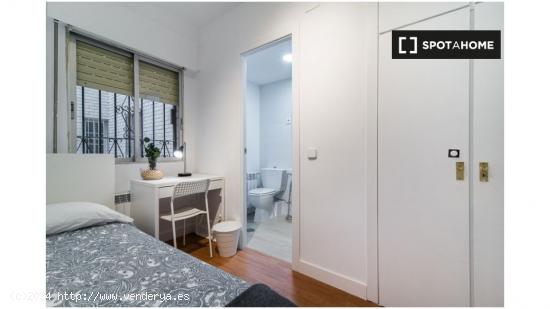 Alquiler de habitaciones en apartamento de 6 dormitorios en Pacífico, Madrid - MADRID