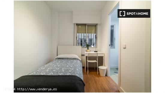 Alquiler de habitaciones en apartamento de 6 dormitorios en Pacífico, Madrid - MADRID