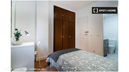 Alquiler de habitaciones en apartamento de 6 dormitorios en Pacífico, Madrid - MADRID