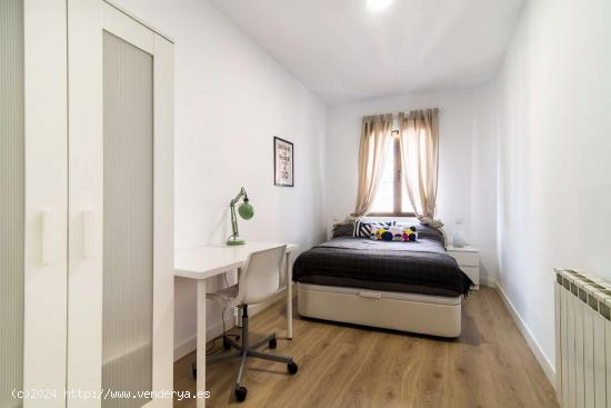  ¡Habitaciones en alquiler en un apartamento de 3 dormitorios en Madrid! - MADRID 