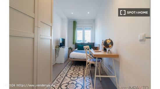 ¡Habitaciones en alquiler en un apartamento de 4 habitaciones en Madrid! - MADRID