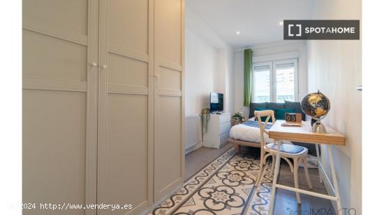 ¡Habitaciones en alquiler en un apartamento de 4 habitaciones en Madrid! - MADRID