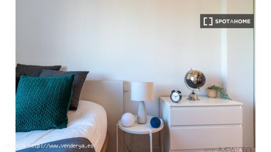 ¡Habitaciones en alquiler en un apartamento de 4 habitaciones en Madrid! - MADRID