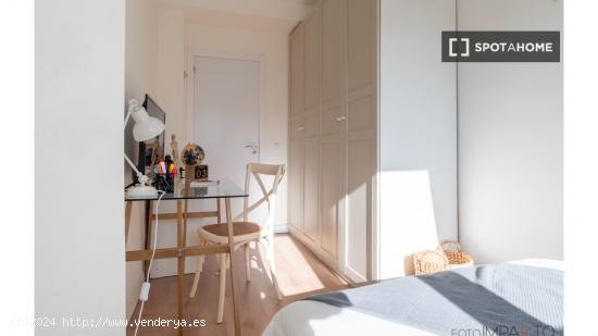 ¡Habitaciones en alquiler en un apartamento de 4 habitaciones en Madrid! - MADRID