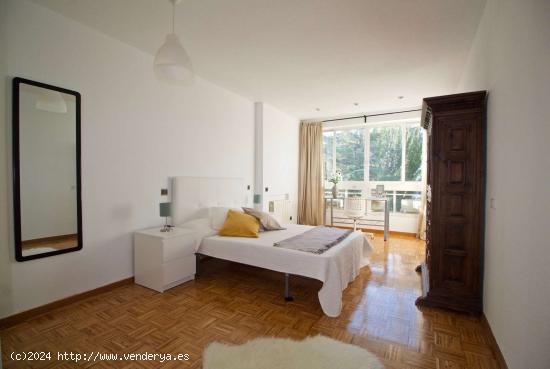  ¡Habitaciones en alquiler en un apartamento de 4 habitaciones en Madrid! - MADRID 