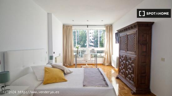 ¡Habitaciones en alquiler en un apartamento de 4 habitaciones en Madrid! - MADRID