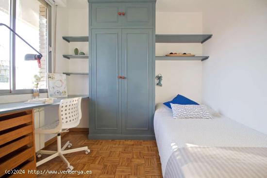  ¡Habitaciones en alquiler en un apartamento de 4 habitaciones en Madrid! - MADRID 