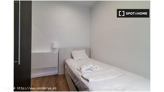 ¡Habitaciones en alquiler en un apartamento de 4 habitaciones en Madrid! - MADRID