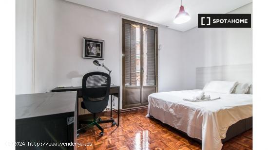 ¡Habitaciones en alquiler en un apartamento de 4 habitaciones en Madrid! - MADRID