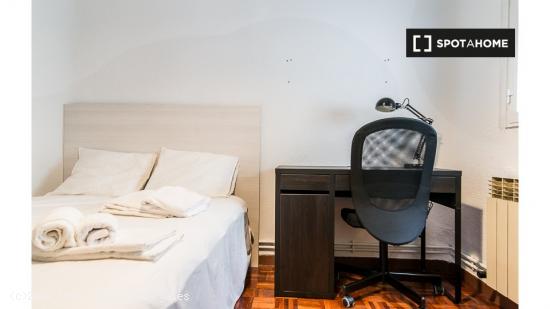 ¡Habitaciones en alquiler en un apartamento de 4 habitaciones en Madrid! - MADRID