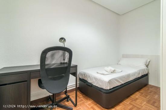  ¡Habitaciones en alquiler en un apartamento de 4 habitaciones en Madrid! - MADRID 