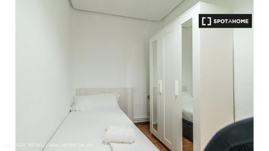 ¡Habitaciones en alquiler en un apartamento de 4 habitaciones en Madrid! - MADRID