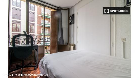 ¡Habitaciones en alquiler en un apartamento de 4 habitaciones en Madrid! - MADRID