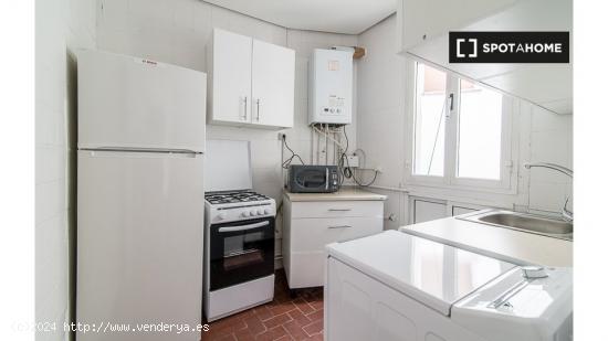 ¡Habitaciones en alquiler en un apartamento de 4 habitaciones en Madrid! - MADRID