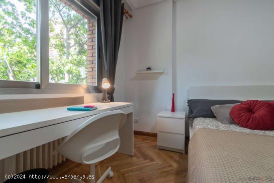  ¡Habitaciones en alquiler en un apartamento de 5 habitaciones en Madrid! - MADRID 