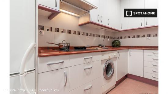 ¡Habitaciones en alquiler en un apartamento de 5 habitaciones en Madrid! - MADRID