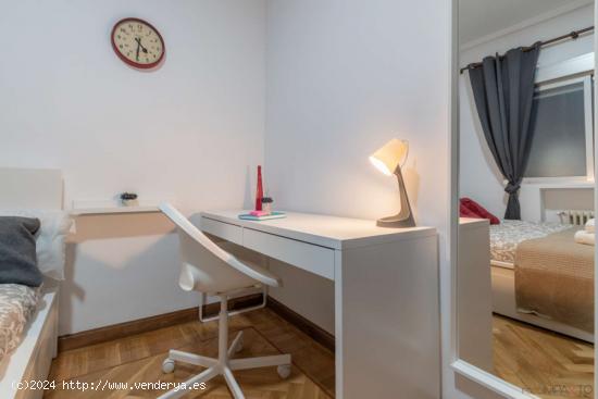  ¡Habitaciones en alquiler en un apartamento de 5 habitaciones en Madrid! - MADRID 