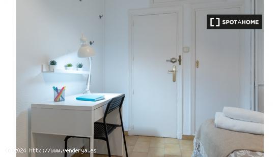 ¡Habitaciones en alquiler en un apartamento de 6 habitaciones en Madrid! - MADRID