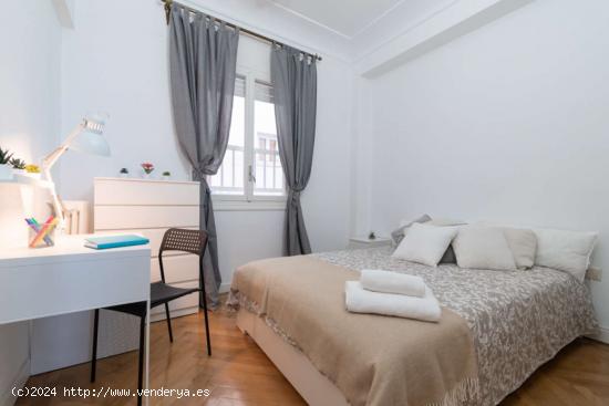  ¡Habitaciones en alquiler en un apartamento de 6 habitaciones en Madrid! - MADRID 