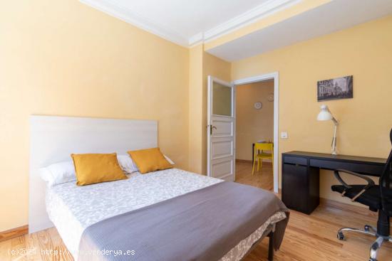  ¡Habitaciones en alquiler en un apartamento de 5 habitaciones en Madrid! - MADRID 