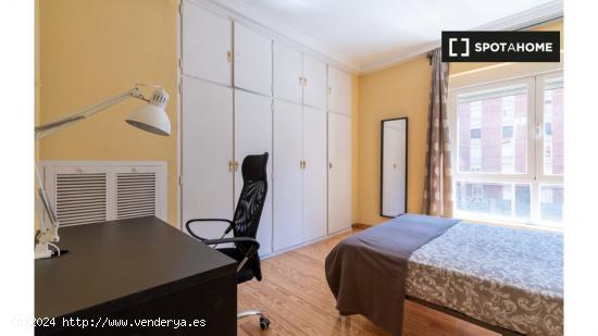 ¡Habitaciones en alquiler en un apartamento de 5 habitaciones en Madrid! - MADRID