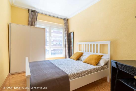  ¡Habitaciones en alquiler en un apartamento de 5 habitaciones en Madrid! - MADRID 