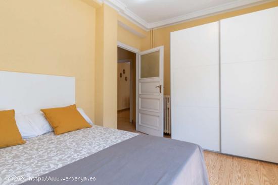  ¡Habitaciones en alquiler en un apartamento de 5 habitaciones en Madrid! - MADRID 