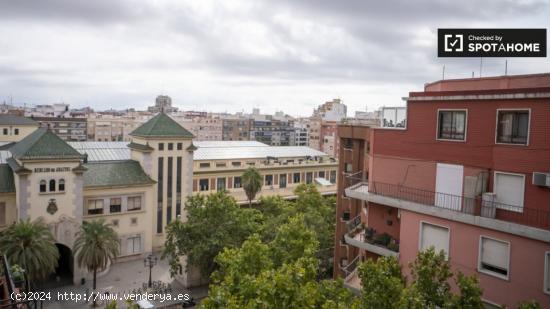 Se alquila habitación en piso de 5 dormitorios en Valencia - VALENCIA