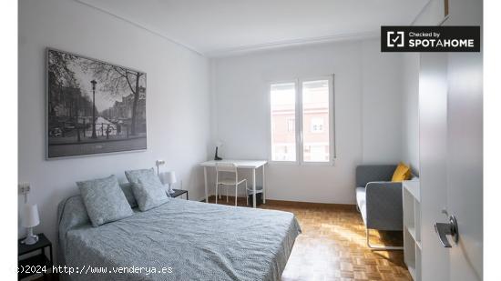 Se alquila habitación en piso de 5 dormitorios en Valencia - VALENCIA