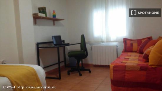 Amplia habitación con llave independiente en un apartamento de 4 dormitorios, Granada City Centre -