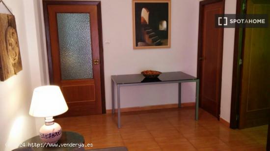 Amplia habitación con llave independiente en un apartamento de 4 dormitorios, Granada City Centre -