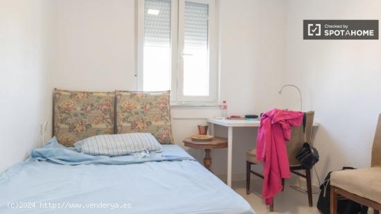 Se alquila habitación en apartamento de 4 dormitorios en Aluche - MADRID