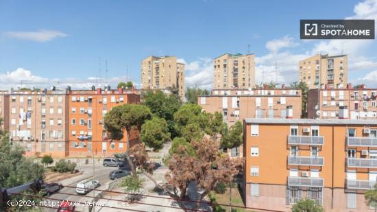 Se alquila habitación en apartamento de 4 dormitorios en Aluche - MADRID