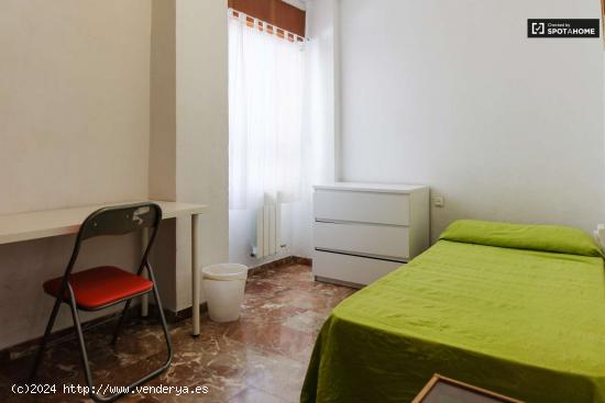  Habitación acogedora con ventana con vistas al patio en un apartamento de 4 dormitorios, San Franci 