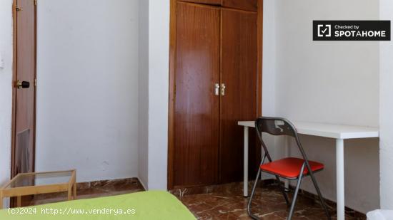 Habitación acogedora con ventana con vistas al patio en un apartamento de 4 dormitorios, San Franci