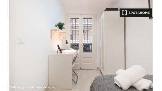 Habitaciones en piso de 5 dormitorios en El Born, Barcelona - BARCELONA